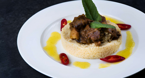 Anello di cous cous e caponata: la ricetta vegan perfetta per fine estate
